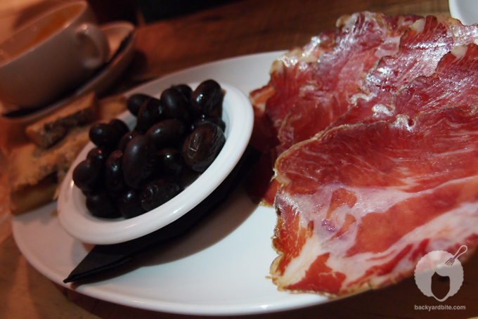 Black olives and jamon iberico at Lo de Flor.