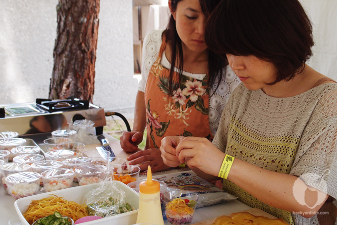 Yoko and Saki prep the sushi cupcakes